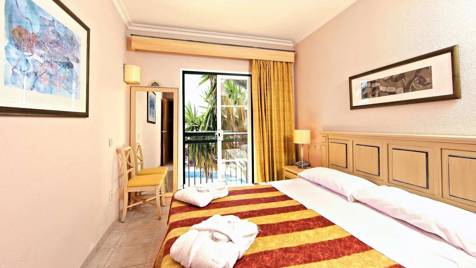 Zafiro Menorca Aparthotel Cala en Bosch 4*,  Spanyolország