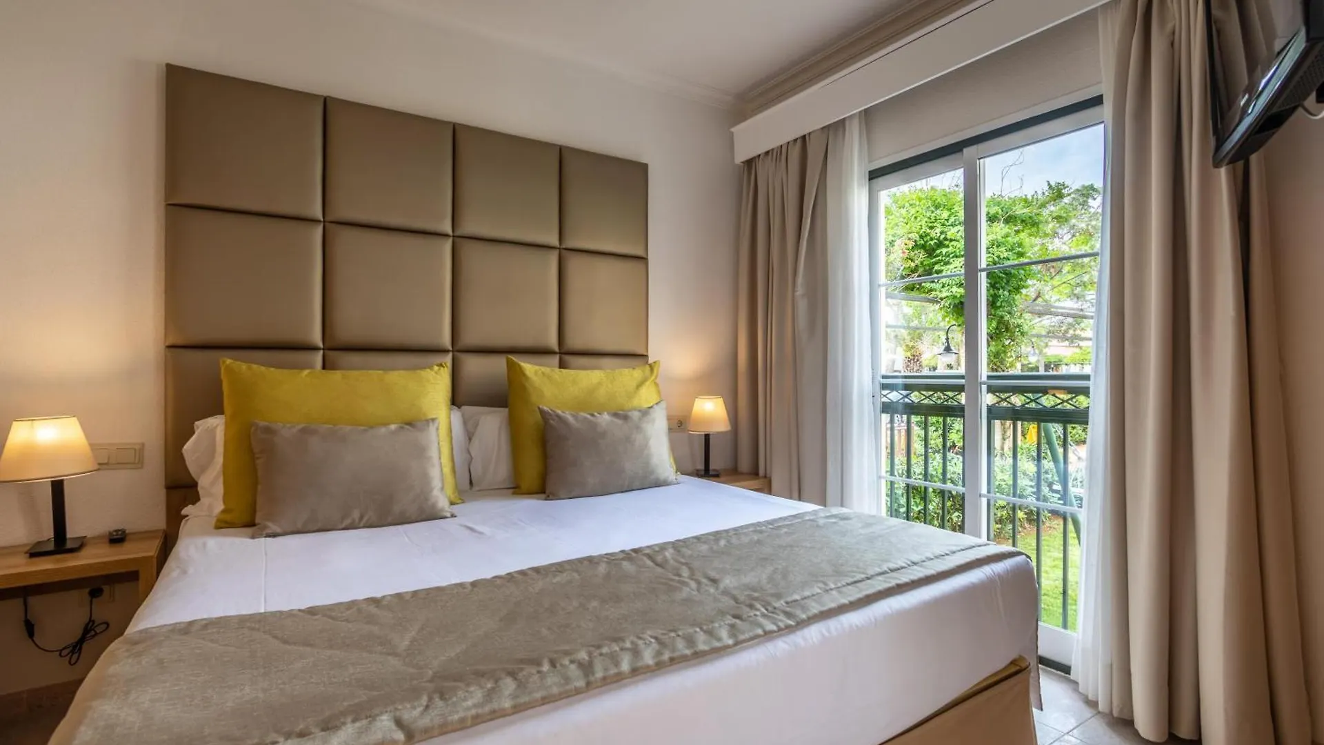 Aparthotel Zafiro Menorca Cala'N Bosch  España